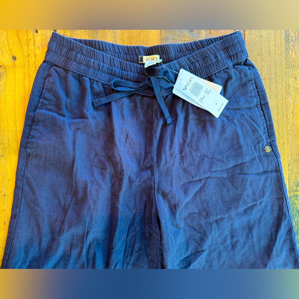NWT Roxy women’s navy linen pants. Size M.